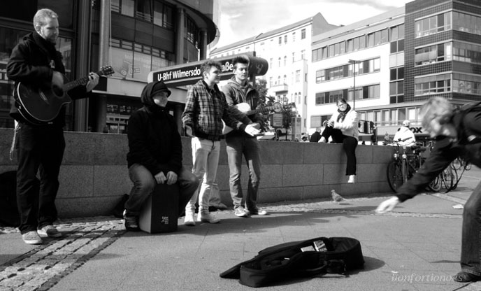 <i>'Harthof'</i> nennt sich die Band, <i>'Nichts was mir gefällt!'</i> heißt ihr, mit der die Vier derzeit durch Berlin touren. Dabei ist die Musik der Combo gar nicht schlecht. Fotografiert bei aktiver und rhythmischer Promotion für den nächsten Gig im <i>'Magnet Club'</i> (23.10.2010) heute in der Willmersdorfer Straße.